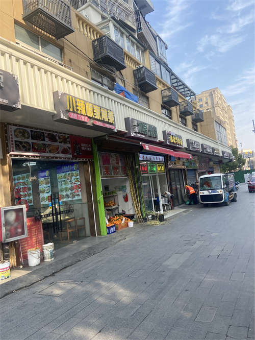 一楼是店面，二楼一室一厅