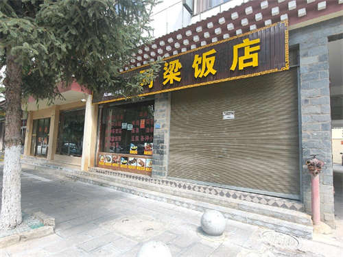 出租商铺临街，地理位置优越，客流量大，停车方便
