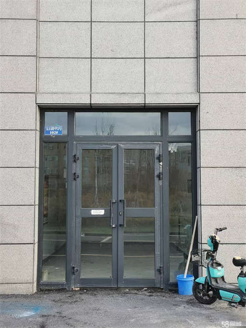 出租城南旺铺，新沿街门面，可建两层，交通便利，住户稳定。