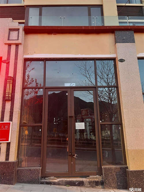 出租临街，附近超市，傍边串串店，附近都是住户，人流量大