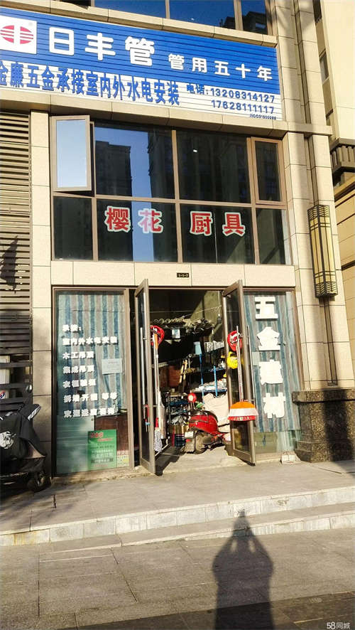 出租十字路口，临街，层高6米。