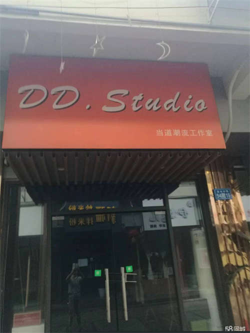 出租商务区门面，可做餐饮、小吃、美容美甲、服装鞋包等，内有卫生间