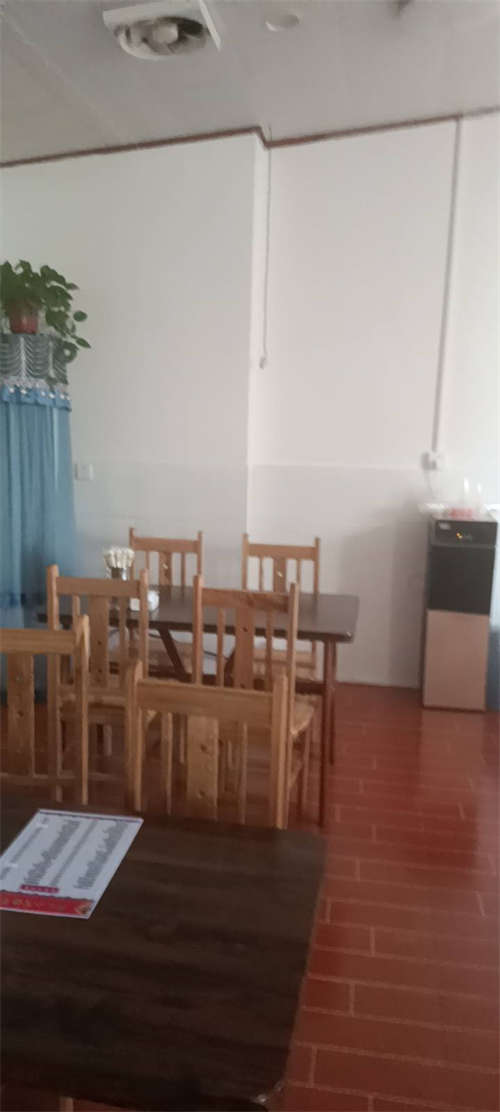刚新装修餐饮店，位置佳，因夫妻吵架，现5.8万转让
