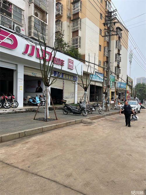 出租铺子内空间高且 宽敞明亮