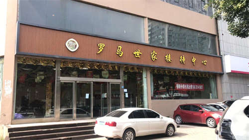 出租龙凤嘉园临街旺铺一至三层，共3000平米，人流稳定，停车方便