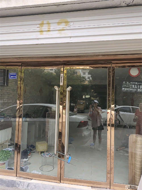 出租车库出租 金岳小区44号楼，2号车库出租，83平米。