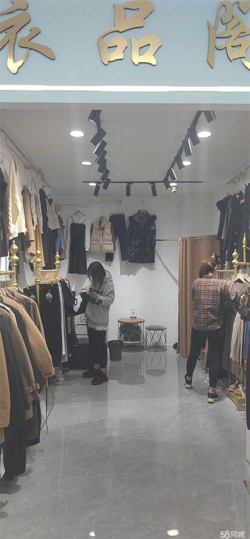 出租七彩潮街二楼衣品阁十五号