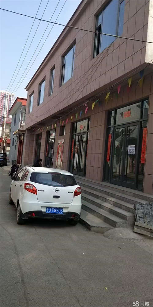 出租东街二小西门，地段门市，人流量大，水电齐全，有独立卫生间