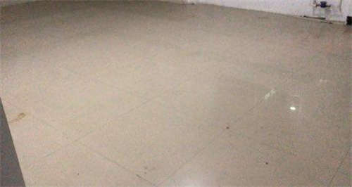 出租仓程路南段，  便民市场对面。临街门面诚意出租，无转让费。