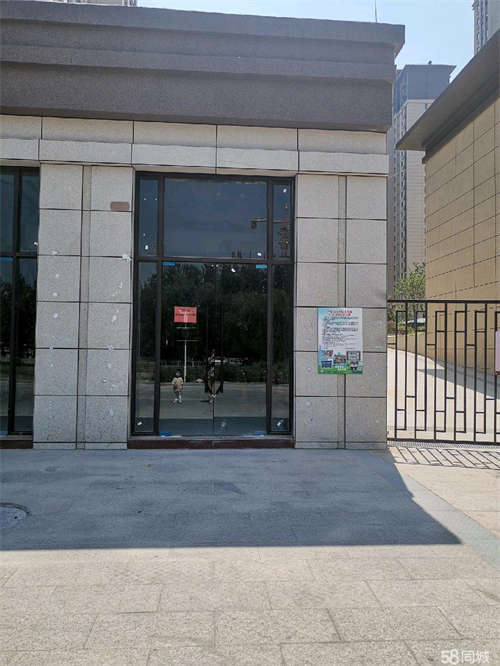 出租临街商铺，人流量大。中铂新天地B区