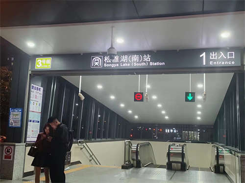 地铁口旁，附近都是成熟小区，旁边就是大热门和肯德基