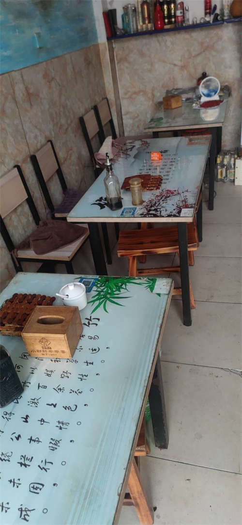 和平路小学对过，客流量多