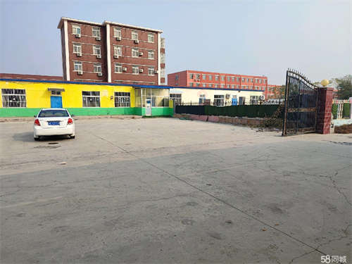 出租小区内大院四间平房对外出租，具体电话联系。