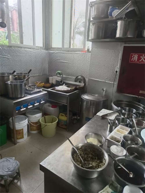 小区出口！3个学校对面，旺铺地段！我手艺不行！