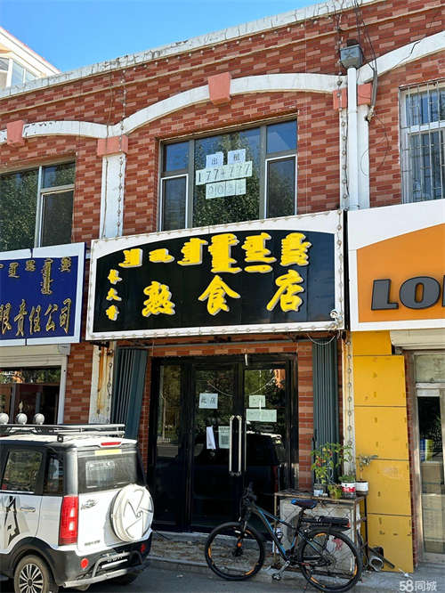 出租临近街道、车位多、人流量大。