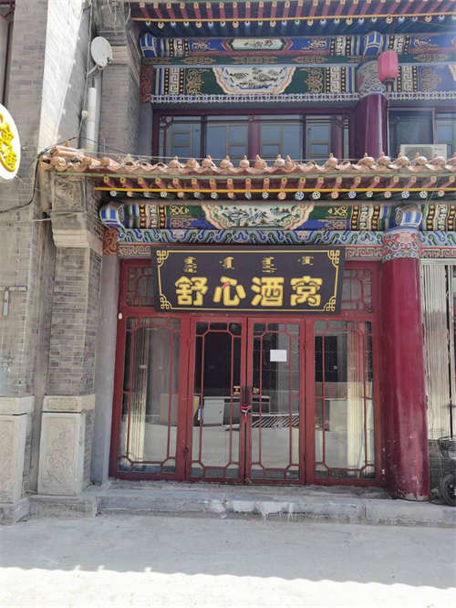 出租临近大召和九九街，周围都是饭店，仅靠女神大酒店旁边
