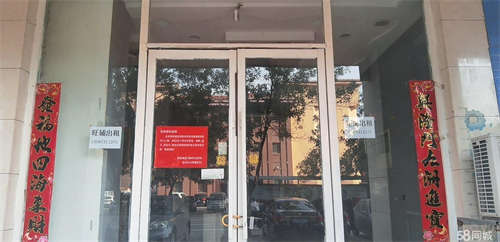 出租碧海云天对面，临街商铺，停车位多，室内干净，硬装修