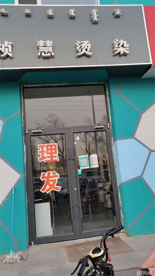 出租因孩子上学，转让正在经营理发店，转让费而且议