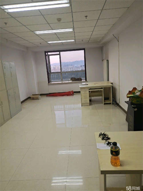 出租莫尼路教堂西家底店，地段