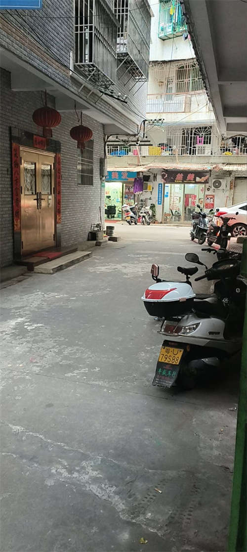 转让湘桥后沟外卖店铺，连同后面店铺可住人两间。位置佳