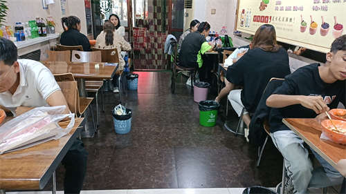 繁华地段米粉店
