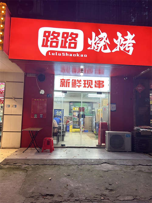 临街商铺    周围小区围绕     适合理发  早餐   卤味    烤鸭等等