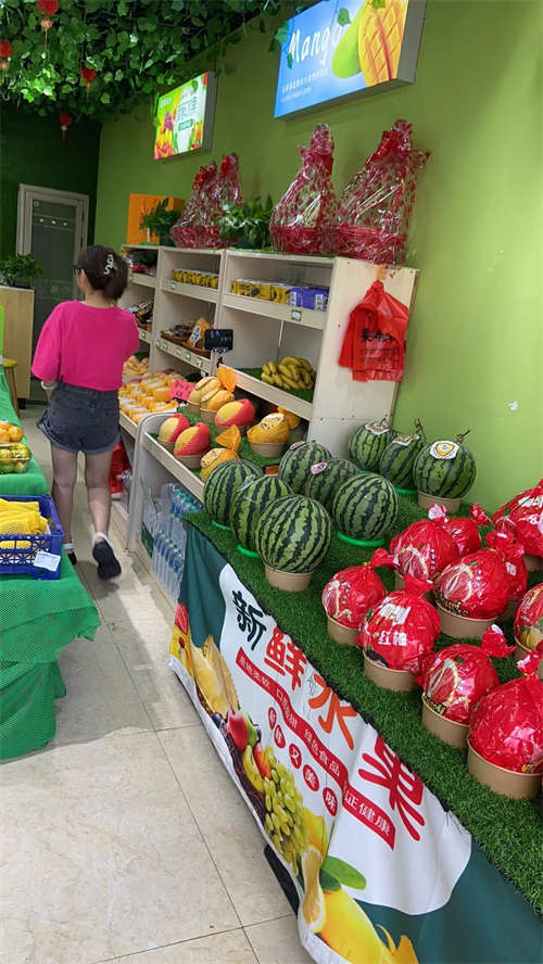学校旁，旁边就是高档小区，房租到明年6月临街店面诚意转