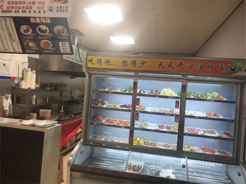 大学校园里炸串店