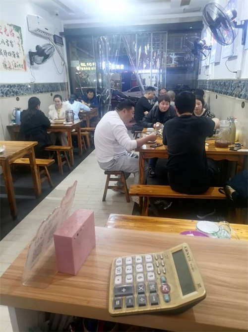 营业中饭店转让，适合新手或者夫妻店，不会可教，带技术转让