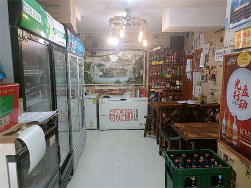 乐园路与万有街交汇，五年烧烤老店，70平，有稳定客源，接手即可盈利。中介转让平台勿扰。