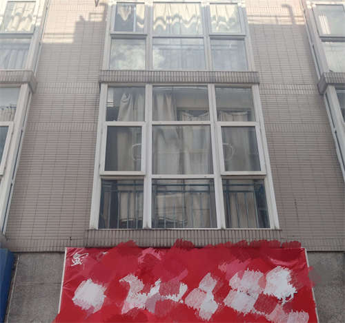 可以住人的外卖店，扬子江中路三层门面转让，市中心位置，无转让费