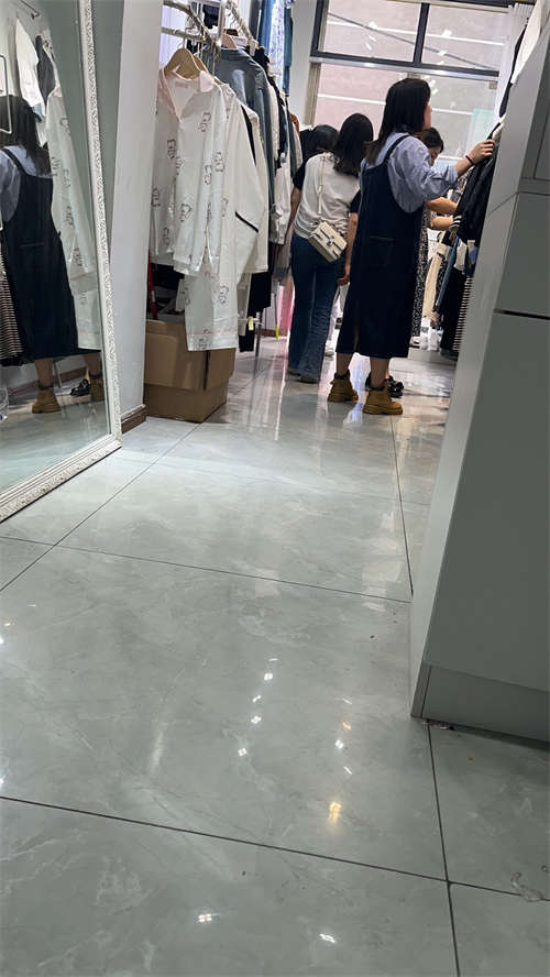小门面，生意还可以，但是因为宝宝太小了，要带娃，