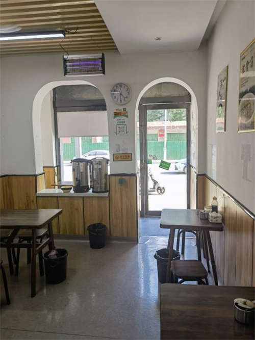 湛南路韦伦学校附近快餐店转让，40㎡附近人流量大，有学校，医院，社区