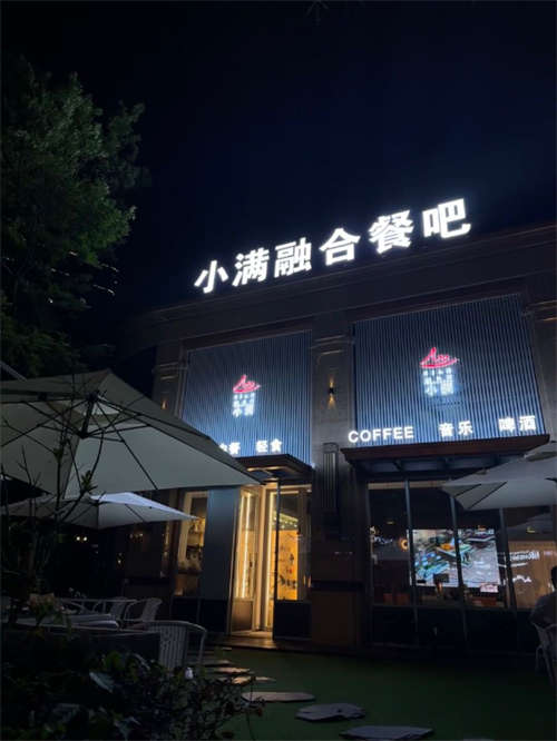 厨房，吧台设备完善