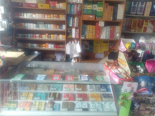 傍边有大酒店，学校，几家银行。