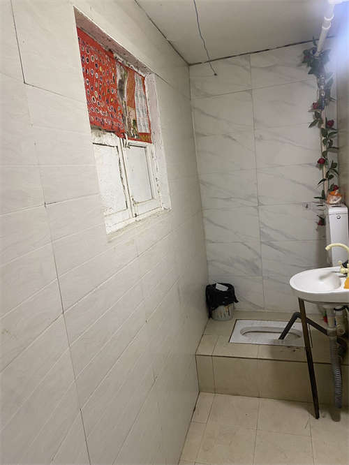 人流量大，旁边学校，对面四合院早市
