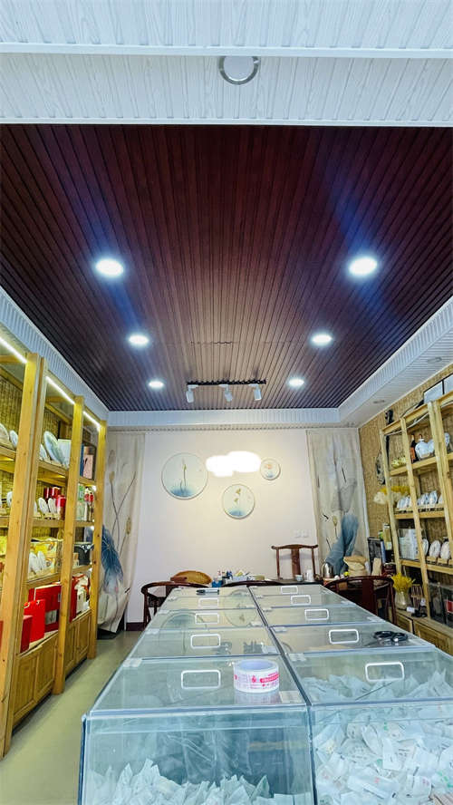新嘉源双层单间旺铺转让，全店精装带货架，茶板，全店转！有意向的联系。13888002650！A区5栋19