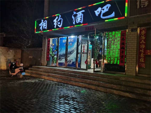 酒吧低价转让    地段好有固定客源接受即可经营，现低价转让有意者联系15009368339