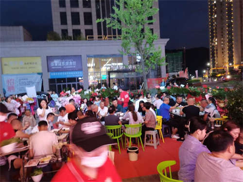 仅邻万达广场和爱琴海商业街，店铺整体转让，客源稳定，接手即可经营，价格面议。