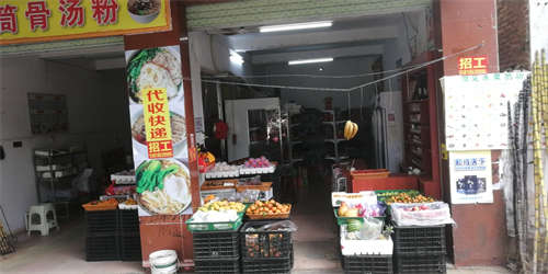 靠近大路，可办烟草证，人流量大，后面是小区