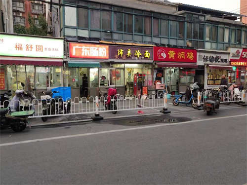 千客黄焖鸡，徐州老四院门面，人流量绝对可以，因为家中有事，现在一个人干不了，现在转让