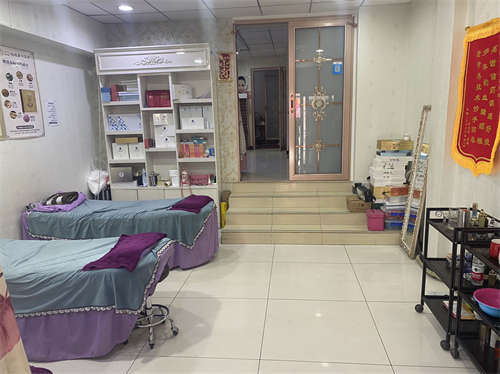 因扩大店面，店面转让。