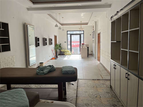 开福区广电中心马栏山老街二楼临街商铺出租，价格实惠，可做 任何店铺经营。有厨卫，有意者微信13574182294