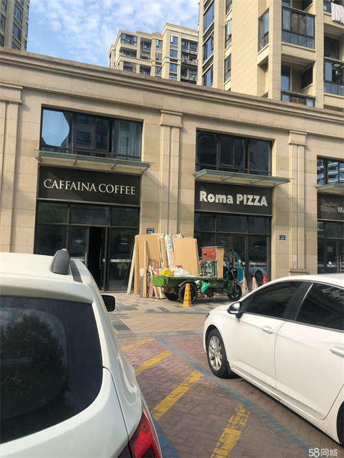 出租本店小区门口，共有5间，可以分隔