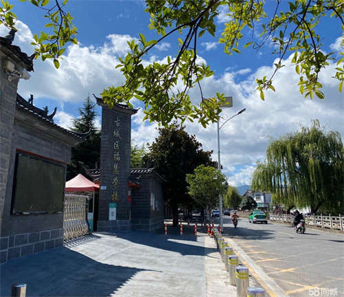 出租商铺位于古城区福慧学校西门附近，昌洛河广场。