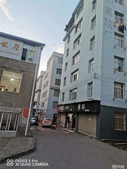 出租商铺位于右所菜市场旁，热闹人流量大