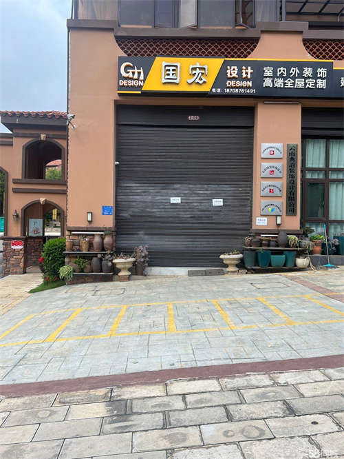 出租该商铺位于小区大门口右边间