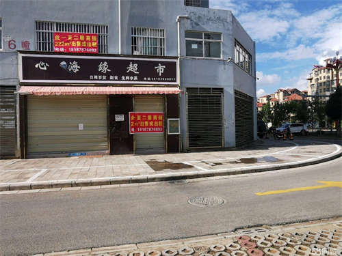 出租位于十字路口，地理位置优越，居民楼小区密集