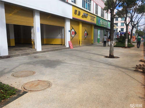 出租该商铺临街，内带卫生间，出入方便，客流量大。