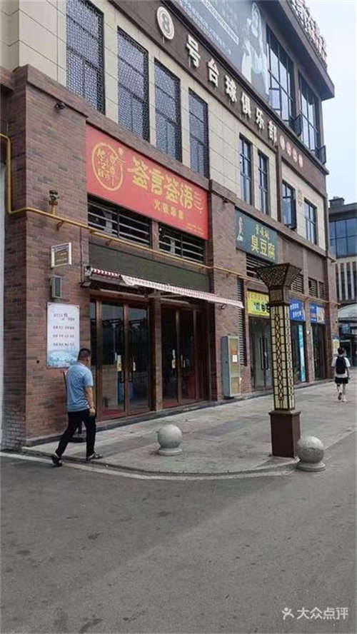石首市中央城临街铺面转让，因餐饮太累，现可以转让给有能力，吃苦耐劳的人